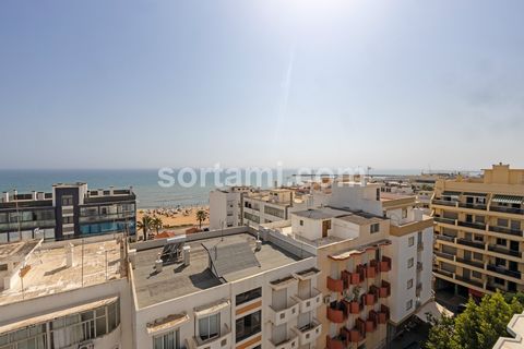 Apartamento de 1 dormitorio a 50 m de la playa de Quarteira. Consta de recibidor, dormitorio con armario empotrado, baño, cocina y salón con mucha luz natural ya que tiene vistas al mar. El apartamento dispone de plaza de aparcamiento y se vende comp...