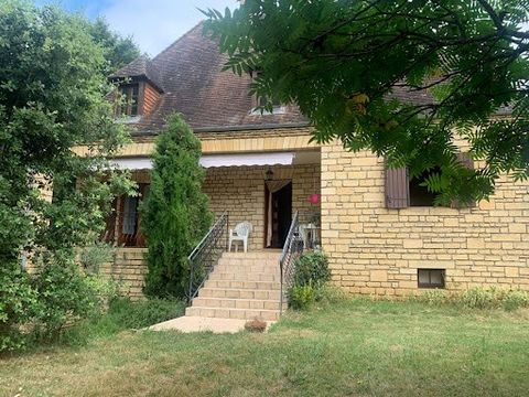 Un grand chemin ombragée mène à cette charmante maison en pierre proche de Sarlat, avec de plain pied une entrée desservant une salle à manger/salon, une petite cuisine, 2 chambres, une salle de bain et un toilette séparé. A l'étage, le grenier peut ...