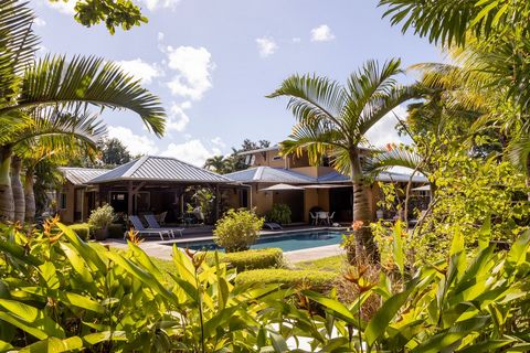 Nestenn präsentiert stolz eine außergewöhnliche Gelegenheit, eine prächtige Residenz in Les Vergers de Gros Bois zu besitzen. Dieses 2010 erbaute, 450 m² große Haus steht auf einem weitläufigen 1750 m² großen Grundstück und bietet luxuriöse Annehmlic...