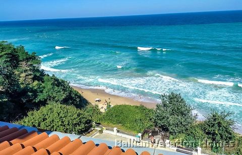 Große Dreizimmerwohnung mit 150 m2 direkt am Strand im Byala Beach Resort. Die Wohnung befindet sich im vierten Stock und besteht aus einem großen Wohnzimmer mit offener Küche. Das Wohnzimmer verfügt über ein Schlafsofa für zwei Personen. Die Wohnung...