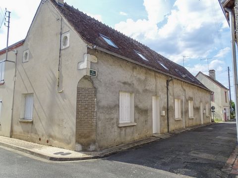 Dans le centre bourg de Dun-Le-Poëlier, cet immeuble soigneusement rénové dispose de 2 logements actuellement loués. Le 1er logement d'une surface de 80,40 m2 habitables se compose d'un salon de 20 m2, un espace cuisine et coin repas de 20 m2, une bu...