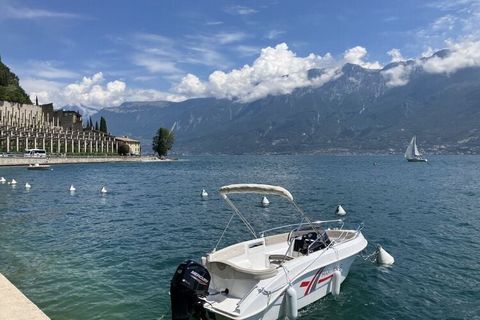 Appartement de vacances de luxe flambant neuf à Tignale. Vue sur les oliveraies et le lac de Garde. Bain à remous privé. Équipement de haute qualité. Place de stationnement.