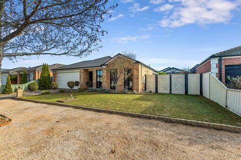 This spacious home encompasses the ultimate in modern single level living. Impressively designed to blend generous living spaces with low maintenance lifestyle ease plus a superb alfresco and side access, this quality residence exhibits contemporary ...