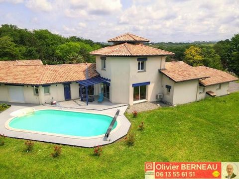 5 minutes from the center of Bidart and its beaches, Olivier Berneau exclusively presents this vast villa from the 2000s built on a plot of more than 3000 m², with swimming pool and mountain view. Almost all on one level with a set including the main...