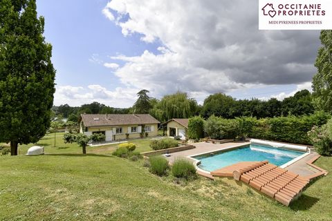 Située sur la Vallée de la Lèze, cette maison de plain-pied de 125m2 offre un cadre de vie unique et privilégié, alliant tranquillité et proximité avec les commodités locales. Côté jour, vous profiterez d'un grand salon de 44m2 avec cheminée, qui s'o...