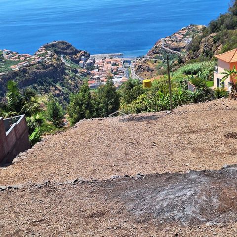 Tomt till salu Ribeira Brava Letar du efter var du ska göra en ny fastighetsinvestering! Då kan detta vara den perfekta tomten för ditt framtida projekt! Beläget i ett lugnt område, med mycket enkel åtkomst. Tomten har en magnifik utsikt över havet o...