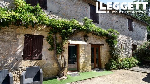 A31755LBC24 - Gelegen in een klein rustig gehucht van de Périgord Noir op de drempel van de Vézère-vallei en dicht bij Terrasson en Brive, charmant stenen huis met leien dak met een eigen schuur. Het huis bestaat op de begane grond uit een woon/eetka...