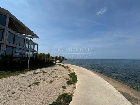 Location: Zadarska županija, Privlaka, Privlaka. Zum Verkauf steht ein modernes Apartment S2 mit einem Schlafzimmer in attraktiver Lage mit Blick auf das Meer. Die Wohnung befindet sich im Erdgeschoss des Gebäudes, SW-Ausrichtung Gesamtfläche der Woh...