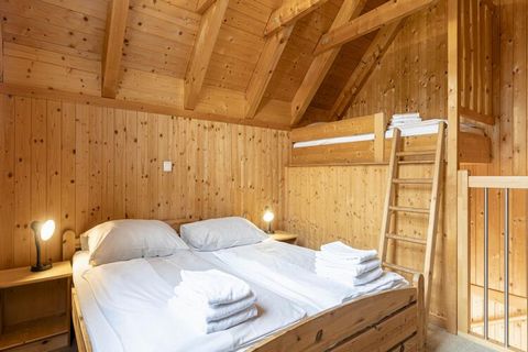 Benvenuti nel vostro affascinante rifugio al Kreischberg Holiday Park! L'appartamento vacanze di 35 m² è ideale per 2 o 3 persone e offre un mix di comfort e accogliente stile alpino. Al piano superiore della casa bifamiliare si trova un'accogliente ...