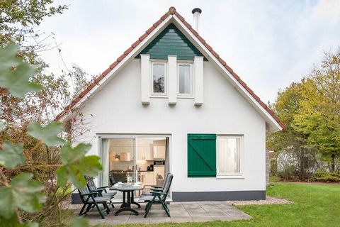 Cette maison de vacances rénovée se trouve dans le parc de vacances Het Drentse Wold. La maison de vacances dispose d'un salon avec une belle cheminée et d'une cuisine bien équipée au rez-de-chaussée. Il y a également une chambre avec deux lits simpl...