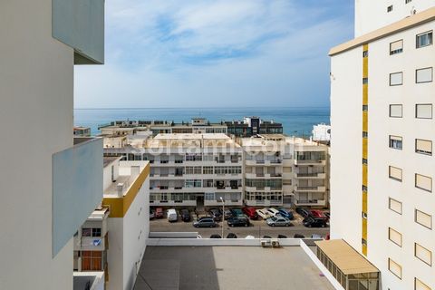 Fantástico apartamento, situado a 50 metros da prestigiada praia de Quarteira. Este imóvel é composto por sala de estar, kitchenette, um quarto, casa de banho completa e varanda vista mar. Pela sua localização próxima da praia e de todos os serviços,...