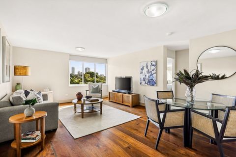 Bénéficiant d’une orientation nord prisée et d’une vue imprenable jusqu’à Manly, cet appartement élégamment rénové offre une opportunité de style de vie exceptionnelle dans les emblématiques Edgecliff Towers. Bénéficiant d’un cadre surélevé et habill...