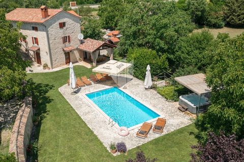 Poreč, Umgebung, autochthone Villa mit großem Garten! In einem kleinen istrischen Dorf, 20 km von der Stadt Poreč und dem Meer entfernt, finden Sie diese autochthone Villa mit Swimmingpool und großem Garten. Die Villa befindet sich auf einem Grundstü...