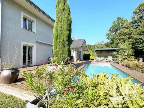 This splendid villa of 208 m² of living space (268 m² on the ground), with contemporary lines and generous volumes, is located on a flat and enclosed plot of 1120 m². Its location in the town of St Alban Leysse in a street preserved from all nuisance...