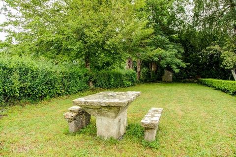 Verblijf in deze authentieke vakantiewoning die zich bevindt in een rustige omgeving. Het beschikt over een comfortabel terras en een gemeubileerde tuin. Ideaal voor gezinnen of stellen. Houtteville is een klein dorpje gelegen in de Marais de Carenta...