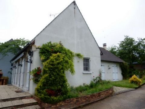 SituéeA Bennecourt (78270), cette maison traditionnelle de 95 m² se trouve à proximité de la gare de Bonnières-sur-Seine, offrant un accès facile aux transports en commun. Dotée d'un terrain spacieux de 948 m À l'extérieur, la maison compte un agréab...