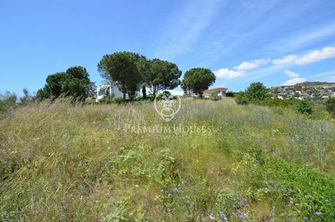 Spektakuläres Grundstück mit Blick auf das Meer und die Berge, in einer angenehmen Wohngegend der Stadt Alella gelegen, die für ihre Weinherkunftsbezeichnung bekannt ist. Nur 15 Minuten von der Innenstadt Barcelonas entfernt, mit schnellem Zugang übe...