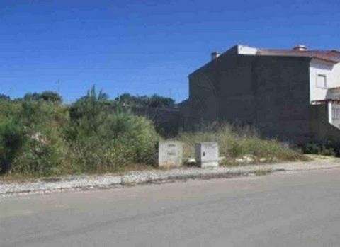 Lote de Terreno Nº 3, que faz parte de um Loteamento Urbano, constituído por 9 lotes, destinados à construção de moradias geminadas, licenciado através de Alvará de Loteamento emitido pela Câmara Municipal de Alcobaça, que está servido por todas as i...