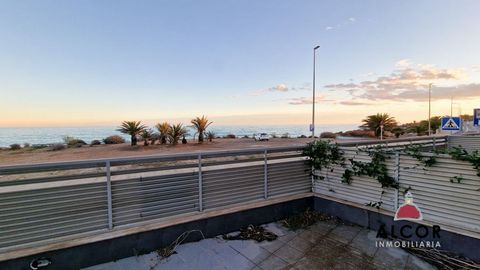 REF 3750 Uitstekende gelegenheid om dit onroerend goed van 83 m² te verwerven, gelegen aan de straat Del Mestre Joan Gombau, in de stad Vinaròs in de provincie Castellón/Castelló. Gelegen in een omgeving omringd door winkels, met alle voorzieningen o...