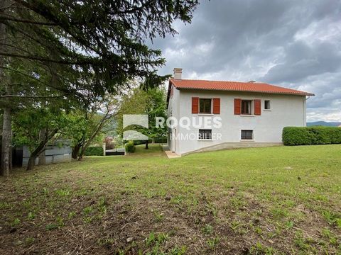 Grande maison familiale à visiter, Venez découvrir ce que cette grande maison familiale avec jardin paysagé de 1100 m2 a à vous offrir. D'une superficie totale de 230 m2 elle vous comblera grâce à ses espaces de vie lumineux et spacieux. Au rez de ch...