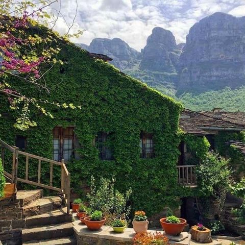 Papigo, Zagori, hotelcomplex van 600 m², begane grond - verhoogde begane grond - 1e - 2e, hoek, 8 grote slaapkamers, 8 badkamers, traditioneel, villa, steen, gemeubileerd, op een perceel van 980 m², autonome verwarming, open haard, onbeperkt uitzicht...