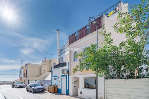 Cette maison de ville de 1+1 chambres à vendre est nichée au cœur de Cabanas de Tavira, offrant un emplacement privilégié à distance de marche de la magnifique rivière Ria Formosa. Répartie sur trois étages, cette propriété dispose d’une terrasse sur...