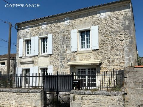 Découvrez cette jolie charentaise en pierre située dans un hameau à Le MUNG à seulement 3 km du village SAINT SAVINIEN déclaré 