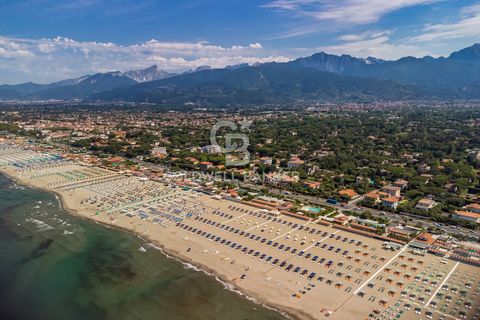 Posta alle spalle del centro storico a circa 1 km dal Mare, in zona residenziale e prestigiosa villa singola di nuova costruzione cosi distribuita . Piano Terra : Zona open-space, di circa 40,00 mq, tavolo da pranzo per 8 persone , divano con ampie v...