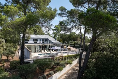 In einem gesuchten und gesicherten Bereich bietet dieses wunderschöne Architektenhaus großzügige Volumen und hochwertige Leistungen. Das Haupthaus : - Erdgeschoss : Zwei große, helle Wohnzimmer, eine separate Einbauküche mit Hauswirtschaftsraum, ein ...