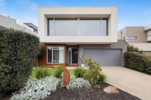 Idéalement située à quelques pas du rivage et riche en attrait côtier contemporain sophistiqué, cette résidence de quatre chambres à coucher de Mount Martha, luxueusement aménagée et conçue sur mesure, offre une vie spacieuse et lumineuse orientée au...