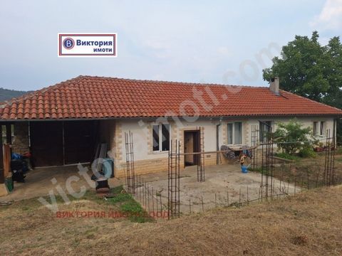 Vi presentiamo una casa utile situata nel villaggio di Pchelishte! L'immobile è distribuito in modo molto interessante e funzionale, ovvero un ingresso che conduce ad una sala da pranzo, dalla quale si accede ad un soggiorno con angolo cottura, un ba...