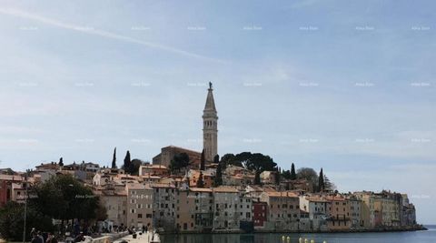 Wir bieten zum Verkauf eine schöne, geräumige Wohnung im Zentrum der Altstadt von Rovinj, in der Nähe der Strände Sveti Andrija und Baluota. Rovinj in Istrien ist eine der schönsten Städte und das stärkste Touristenzentrum Kroatiens. Die 49,05 m2 gro...