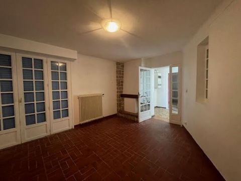 SOLE AGENT - Media library area - Single-storey house, not semi-detached, to renovate, with a small garden. This house comprises: an entrance, a living room with fireplace, 3 bedrooms, a shower room, toilets. Possibility to also acquire the entire la...