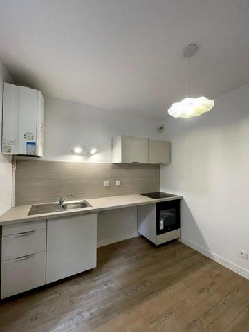 Quartier Saint Pierre, à 2 minutes de la place de la bourse ce 2 pièces de 46.6 m2 carrez, en duplex entièrement rénové et situé dans une rue calme, saura vous séduire. C'est juste exceptionnel ! Un extérieur de plus de 20m2 et une immense cave vouté...