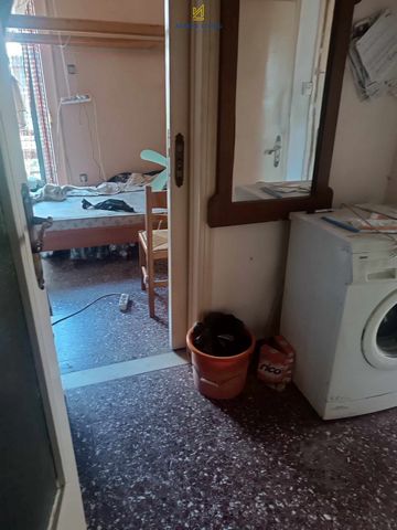 NICEA - BIAŁE GLEBY. Na sprzedaż apartament inwestycyjny o powierzchni 43 mkw z wyłącznym korzystaniem z tarasu (powietrza). Znajduje się na pierwszym piętrze domu jednorodzinnego wybudowanego w 1957 roku, bez windy. Jest narożny i składa się z sypia...