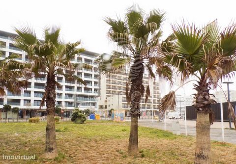 3 bedroom apartment with terrace and sea view in Costa de Caparica. With premium location and high quality materials. It is located on Rua dos Pescadores - the pedestrian road that connects the city center and the sea - with a terrace of more than 20...