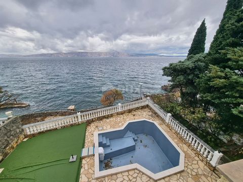 Location: Primorsko-goranska županija, Novi Vinodolski, Smokvica Krmpotska. NOVI VINODOLSKI, SMOKVICA - Casa con piscina, prima fila al mare Vendiamo una casa indipendente con piscina, che si trova in prima fila al mare. La superficie abitabile è di ...