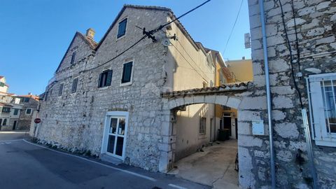 Location: Šibensko-kninska županija, Tribunj, Tribunj. TRIBUNJ, VODICE – Einzigartiges Steinhaus im Herzen von Tribunj: Ideale Investitionsmöglichkeit Wir präsentieren stolz dieses wunderschöne Steinhaus im Zentrum von Tribunj, nur 100 Meter vom Meer...