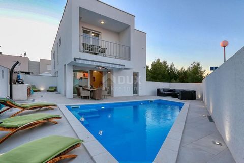 Location: Zadarska županija, Nin, Zaton. ZATON, ZADAR – Eine Familienoase am Meer Diese wunderschöne Villa aus unserem Angebot besteht aus einem Keller, Erdgeschoss und ersten Stock, der einen Flur, Haushaltsgeräte, einen Abstellraum, einen Eingangsb...