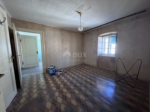 Location: Šibensko-kninska županija, Šibenik, Grad. ŠIBENIK, CENTER - apartment for complete renovation with great potential. The apartment is located in the center of the city in a residential building on the third floor. The apartment is divided in...