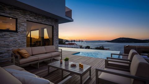 Location: Šibensko-kninska županija, Rogoznica, Ražanj. ŠIBENIK, ROGOZNICA - Una bellissima villa con piscina vicino al mare Una villa di lusso in vendita a Rogoznica vicino a Šibenik. Villa con una superficie totale di 260 m2. La villa è stata costr...