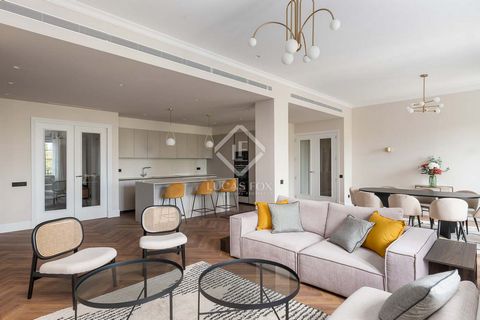 Located in the heart of Barcelona, opposite the emblematic Plaza Urquinaona, this exclusive, fully exterior facing, renovated property with luxury finishes offers an unrivalled living experience. Upon entering, you will find a practical laundry room ...