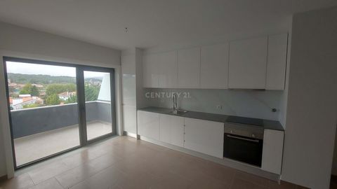 New apartment (2023) with approximately 145m2. Comprising an equipped and furnished kitchen, large living room with balcony, office, 3 bedrooms with built-in wardrobes, one of which is a suite, 2 complete bathrooms. Closed garage for two cars, air co...