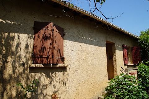 Située dans un petit village très proche des cévennes , sur près de mille mètres carré piscinable, avec une source à ciel ouvert, cette maison de plein pied, à rafraichir, possède une cheminée, une salle de bain et WC séparé, trois chambres, salon sa...