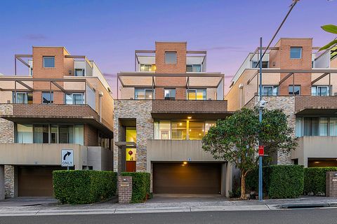 Découvrez cette trouvaille rare, une maison indépendante unique s’étendant sur quatre niveaux dans le très recherché Centenary Park Estate. Avec des balcons privés à chaque étage et un plan d’étage flexible, il offre un mélange d’élégance et de fonct...