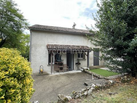 La maison est composée de : Un séjour/salon (10.78 m2), murs extérieurs doublés/isolés, peints, sol plancher bois, double vitrage PVC et persiennes. Une cuisine aménagée et équipée (four, hotte, plaque de cuisson, frigidaire etc.) (10.5 m2) fenêtre d...