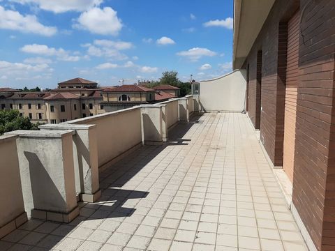 Centralissimo in posizione strategica in palazzo anni 70 proponiamo in vendita attico di 150 mq cosi' composto: soggiorno, cucina con balcone di servizio, tre camere un bagno lavanderia piu' due bagni nel reparto notte, 35 mq di terrazza abitabile, p...