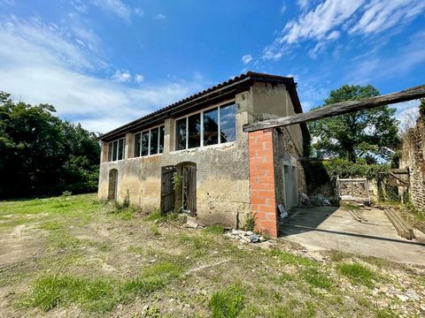 33920 - CIVRAC DE BLAYE - Bâtisse à finir de rénover d'env 185 m2 en R+1, actuellement divisé en 2 logements + Grange pouvant devenir à usage d'habitation d'env 200 m2. Fort potentiel pour du résidentiel en 1 maison ou en plusieurs logements pour du ...