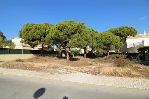 Ce terrain est situé dans lemplacement génial de Varandas do Lago, au cur du Triangle dor seulement quelques minutes de la plage et le domaine privilégié de la Quinta do Lago, où une abondance de restaurants haut de gamme, 5 * hôtels, terrains de gol...