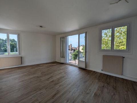 A vendre à Sainte Savine, Appartement situé proche de la place du Marché dans une petite copropriété à faibles charges. Le logement se compose d'une entrée-couloir, une cuisine, une salle de bains, un wc, quatre chambres, un séjour lumineux, une cave...